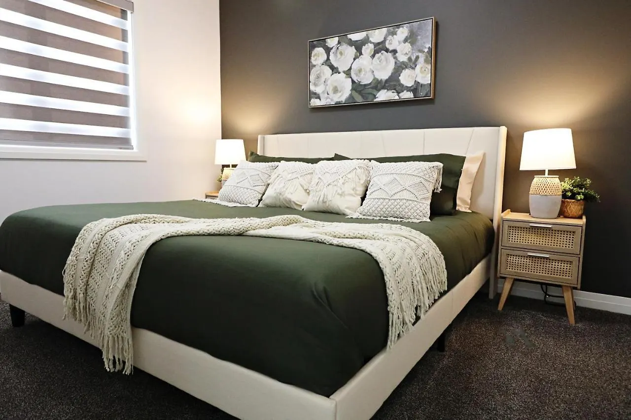Three King Beds,Central A/C,Fireplace,Park,Disney+ エドモントン 別荘