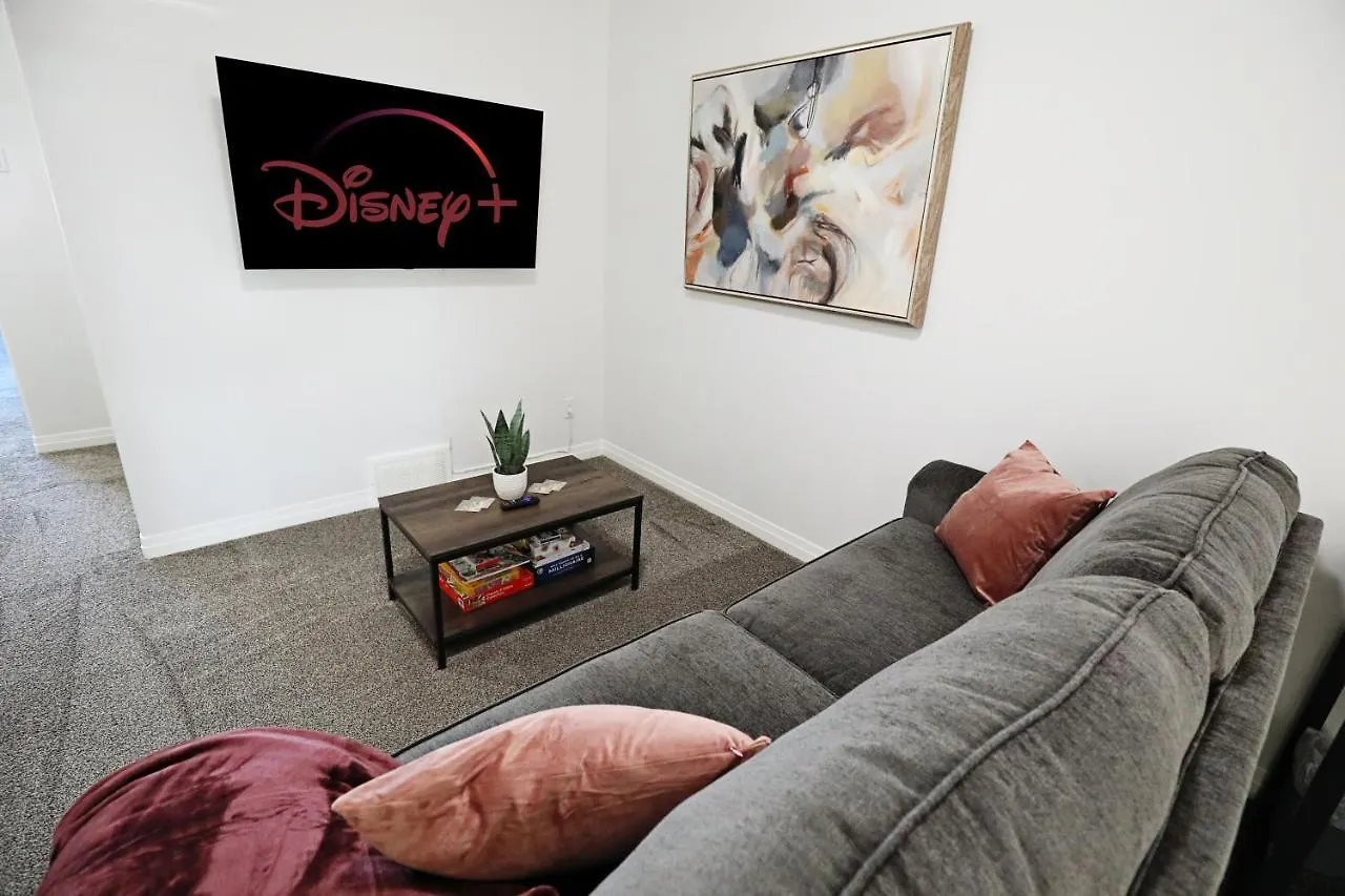 Three King Beds,Central A/C,Fireplace,Park,Disney+ エドモントン