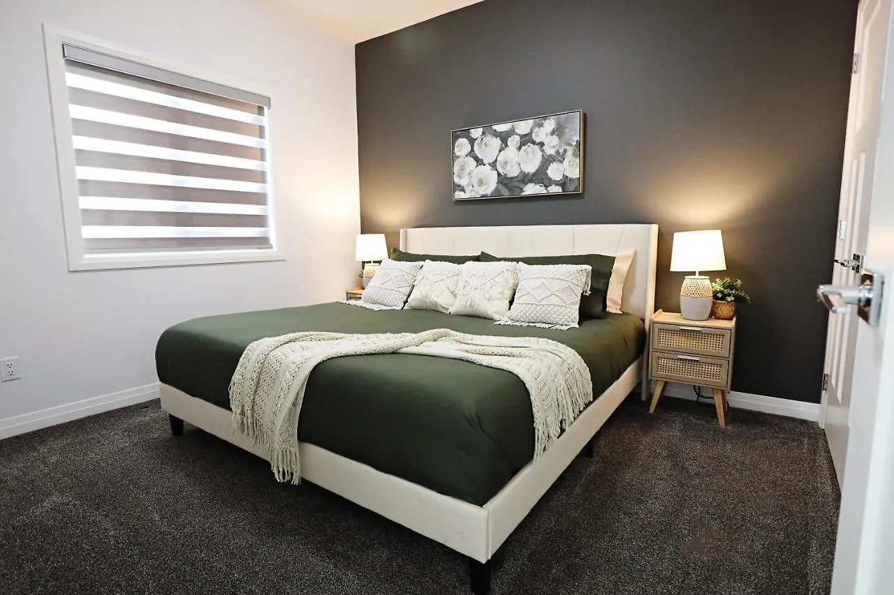Three King Beds,Central A/C,Fireplace,Park,Disney+ エドモントン 別荘