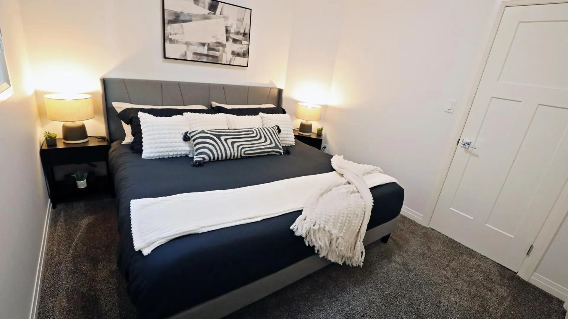 Three King Beds,Central A/C,Fireplace,Park,Disney+ エドモントン 別荘