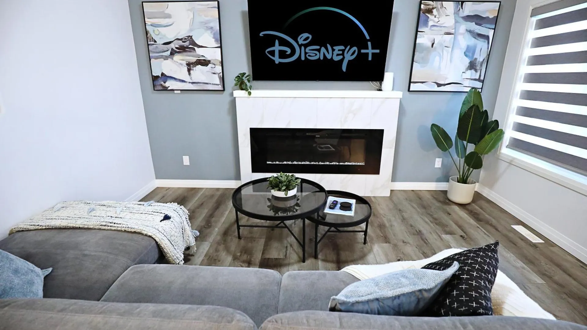 Three King Beds,Central A/C,Fireplace,Park,Disney+ エドモントン 別荘