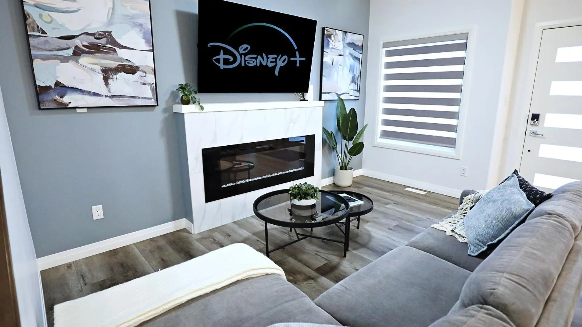 Three King Beds,Central A/C,Fireplace,Park,Disney+ エドモントン 別荘